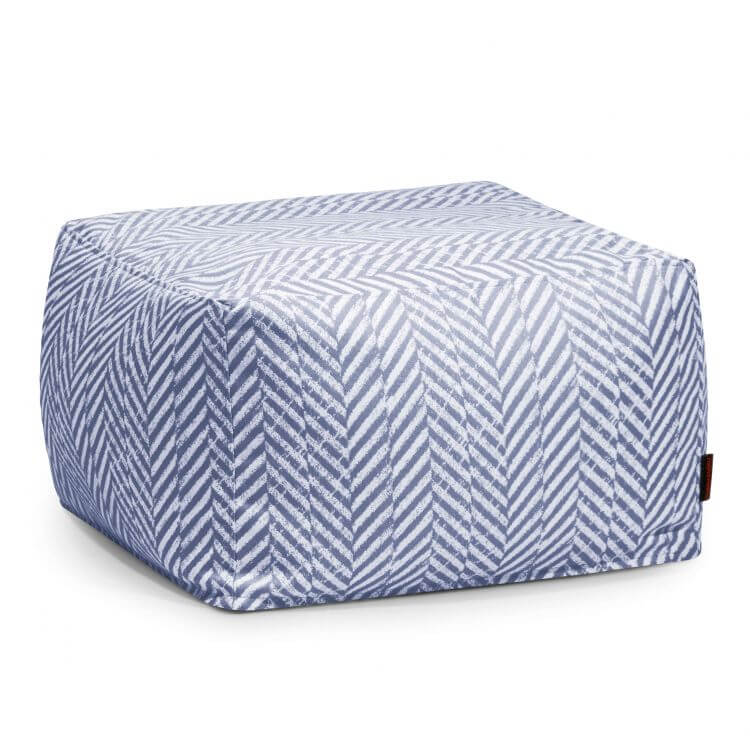El Pouf Softbox Zarzuela - uso exteriores es un puf cuadrado con un estampado chevron en zigzag azul y blanco en su funda lavable, que se muestra sobre un fondo blanco.
