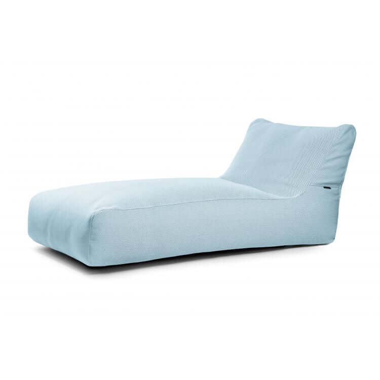 Bean bag Sunbed 90 Canaria de color azul claro para uso en exteriores, con un asiento bajo y ancho y un respaldo en ángulo en suave tapicería, sobre un fondo blanco liso.