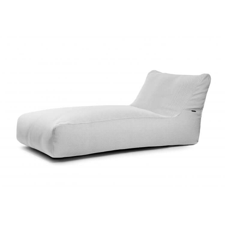 La tumbona Bean bag 90 Canaria es una moderna tumbona blanca minimalista para exteriores, de perfil bajo y respaldo ligeramente inclinado, que se muestra sobre un fondo blanco liso.