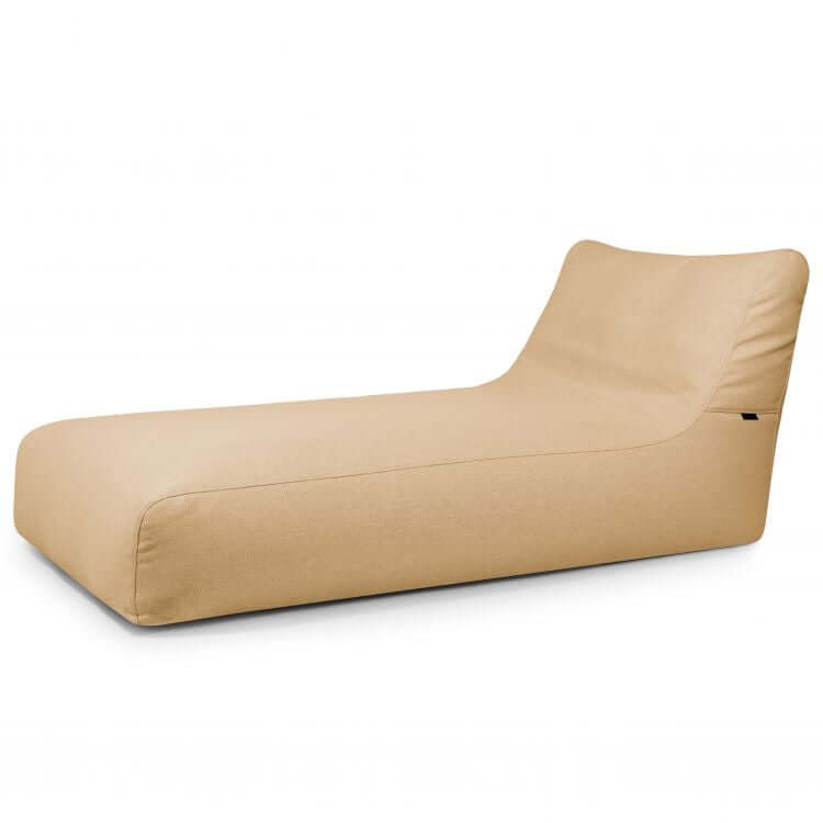 La tumbona Bean bag 90 Dunes es una moderna tumbona de color beige para uso exterior, ideal como tumbona terraza, de diseño minimalista bajo, tapizado en tela suave y respaldo ligeramente inclinado.
