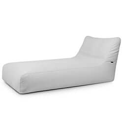 La tumbona Bean bag 90 Dunes es una tumbona blanca moderna y minimalista para exteriores, con un respaldo ligeramente elevado y un tapizado suave y sin costuras, ideal como tumbona terraza.