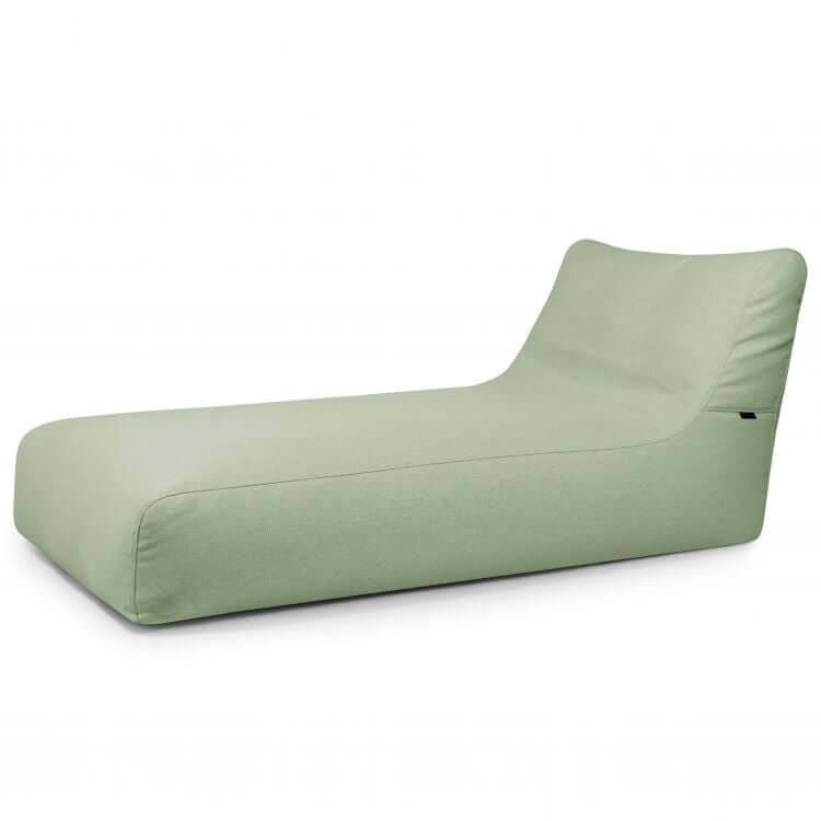 La tumbona Bean Bag Sunbed 90 Dunes es una moderna tumbona verde claro de perfil bajo y elegante exterior abullonado, con un diseño minimalista de contornos suaves, perfecta para espacios exteriores contemporáneos.
