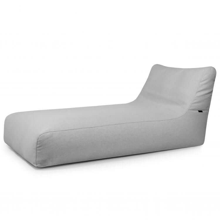 Un moderno Bean bag Sunbed 90 Dunes de color gris claro para exteriores, con un perfil bajo y líneas suaves, ideal como elegante elemento de terraza, sobre un fondo blanco liso.