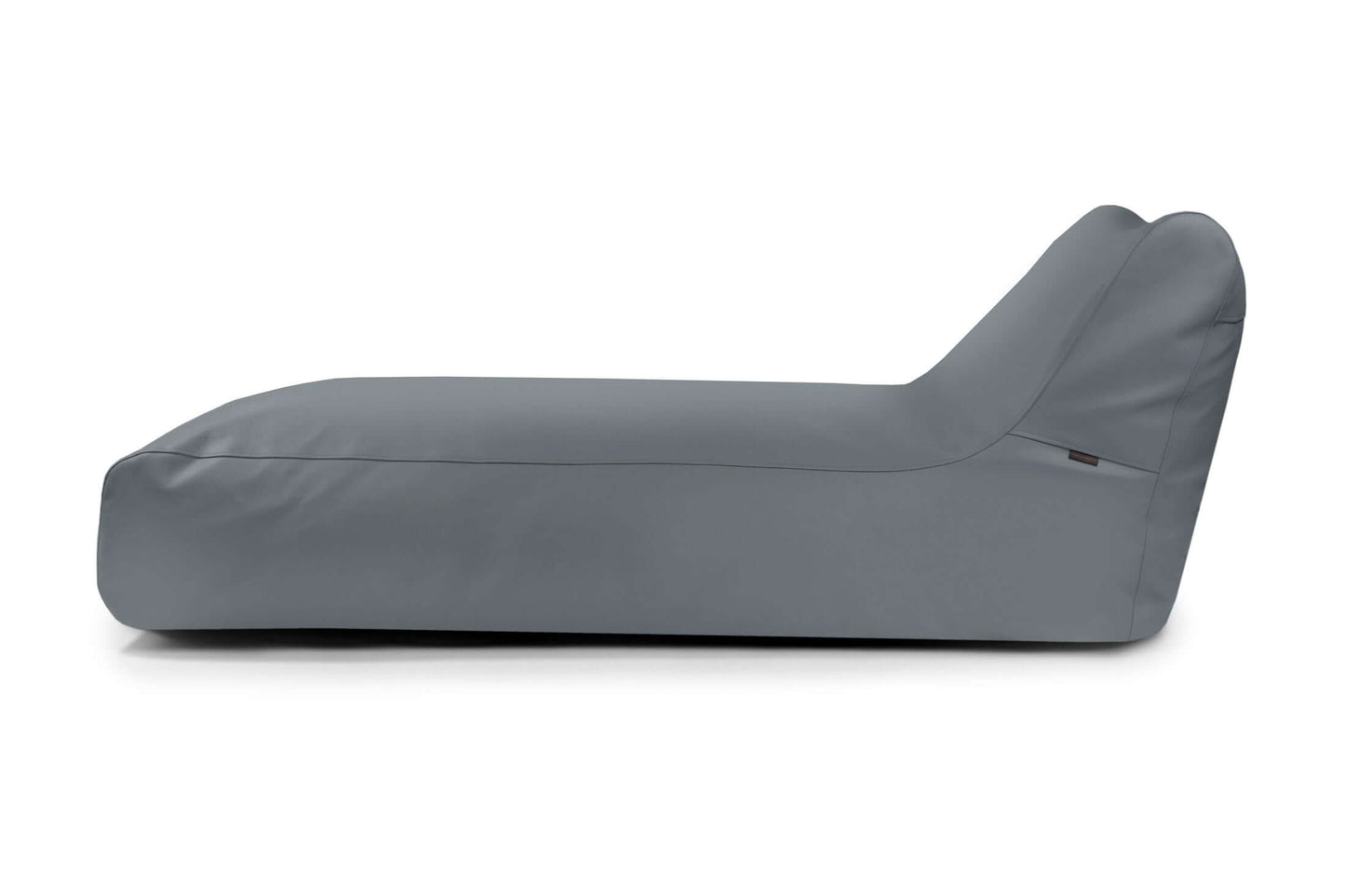 La Bean bag Sunbed 90 Outside es una moderna tumbona de tela gris con respaldo bajo en ángulo y diseño minimalista, mostrada desde una vista lateral sobre fondo blanco, ideal para exteriores.