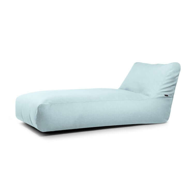 La tumbona Bean bag 90 Riviera es una tumbona azul claro con un respaldo bajo y mullido y un diseño moderno, perfecta para relajarse al aire libre con estilo. Diseñada para uso exterior.