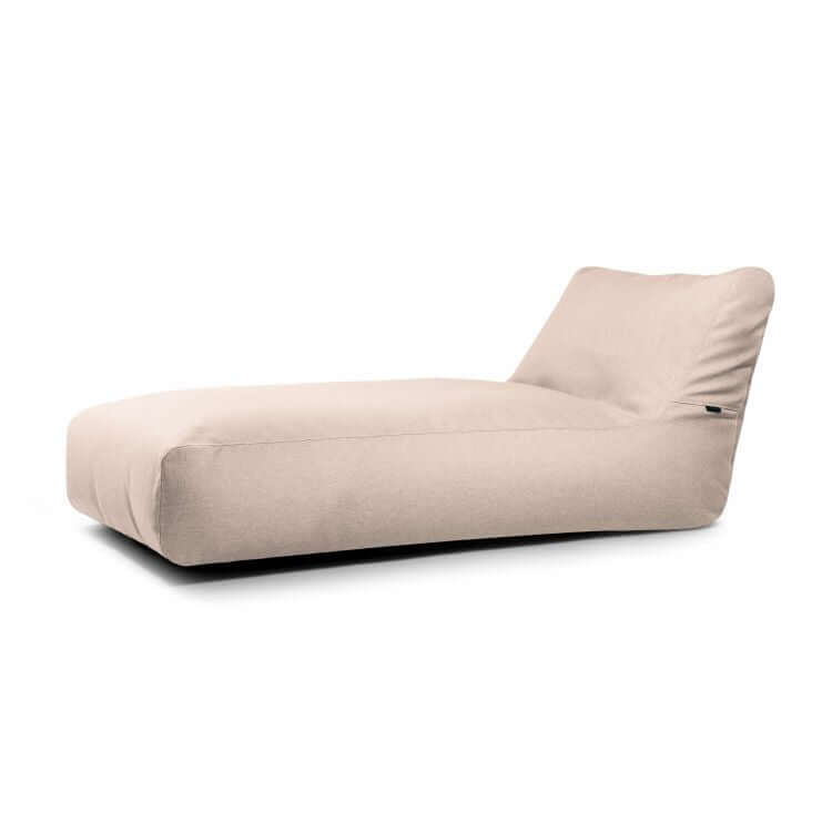 La tumbona Bean bag 90 Riviera - uso exterior es una moderna tumbona beige de perfil bajo y respaldo ligeramente inclinado, que se muestra sobre un fondo blanco liso.