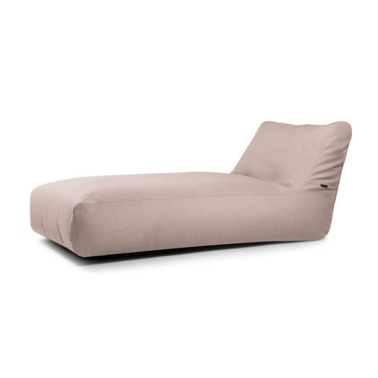 Bean bag Sunbed 90 Riviera de color beige para uso en exteriores, con un moderno exterior abullonado, suave tapizado de tela, perfil bajo y respaldo ligeramente reclinado sobre fondo blanco.