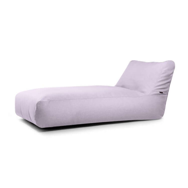 El Bean bag Sunbed 90 Riviera - uso exterior es una chaise lounge de color morado claro con un perfil bajo, asiento ancho, respaldo en ángulo y un cómodo exterior de puff, que se muestra sobre un fondo blanco.