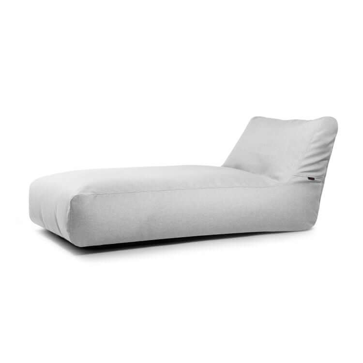 La tumbona Bean bag 90 Riviera es una moderna tumbona de color gris claro diseñada para su uso en exteriores, que ofrece comodidad ergonómica y un perfil bajo, perfecto para espacios contemporáneos con un fondo blanco limpio.