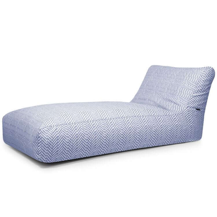 La tumbona Puff Jardin Bean Bag 90 Zarzuela Impermeable es una moderna tumbona de exterior para terraza jardin, con tapiceria azul claro con dibujo de espiga, respaldo elevado y asiento ancho y bajo, ideal para relajarse como una puf tipo tumbona.