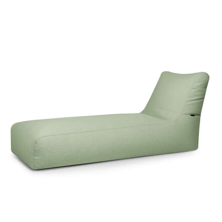 La tumbona Bean Bag Sunbed Dunes - uso exterior es una tumbona de color verde claro con líneas bajas y minimalistas y un respaldo ligeramente inclinado, que ofrece la comodidad de un bean bag sobre un fondo blanco liso.