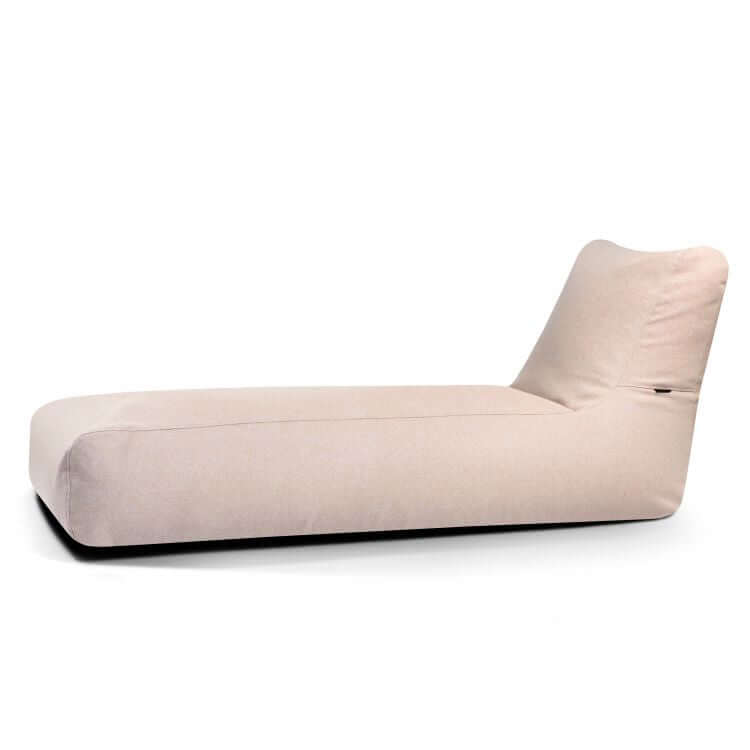 La tumbona Bean Bag Riviera - uso exterior es una moderna tumbona de color beige claro con un perfil bajo y respaldo en ángulo, ideal para uso exterior como elegante mobiliario exterior o una alternativa a las clásicas tumbonas, sobre un fondo blanco.