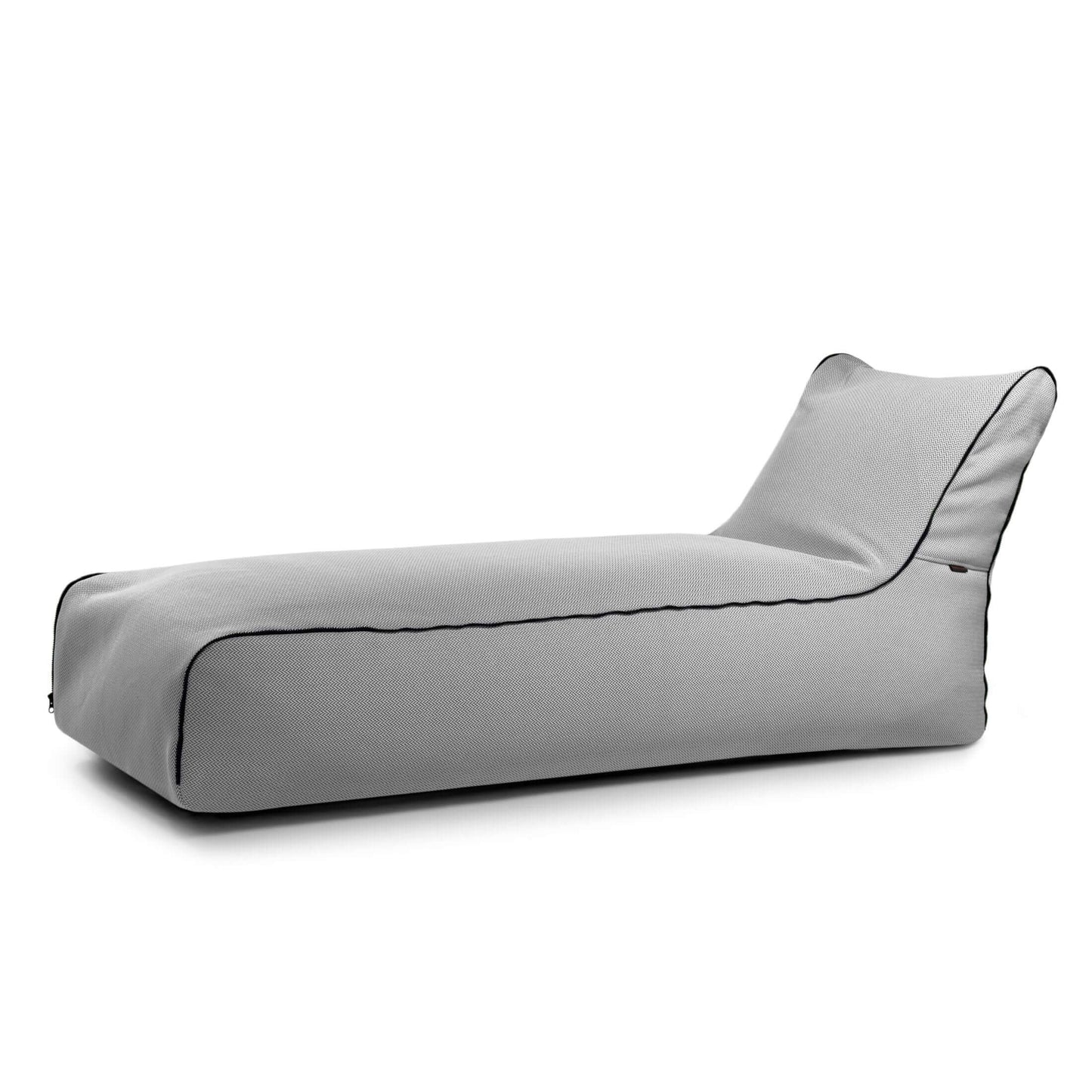 El Bean bag Sunbed Zip Canaria para exteriores es una moderna tumbona de color gris claro inspirada en el diseño puff tipo tumbona, con un respaldo ligeramente reclinado y ribetes negros, que se muestra sobre un fondo blanco liso.