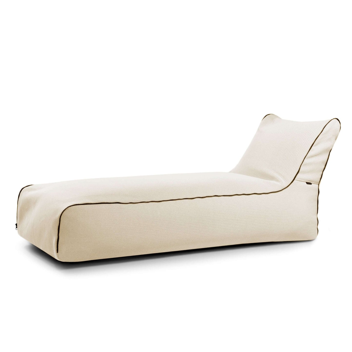 La tumbona Bean bag Zip Canaria es una moderna chaise lounge de color beige con perfil bajo, respaldo elevado y ribete oscuro, ideal como tumbona tipo puff o elegante mobiliario exterior para exteriores.