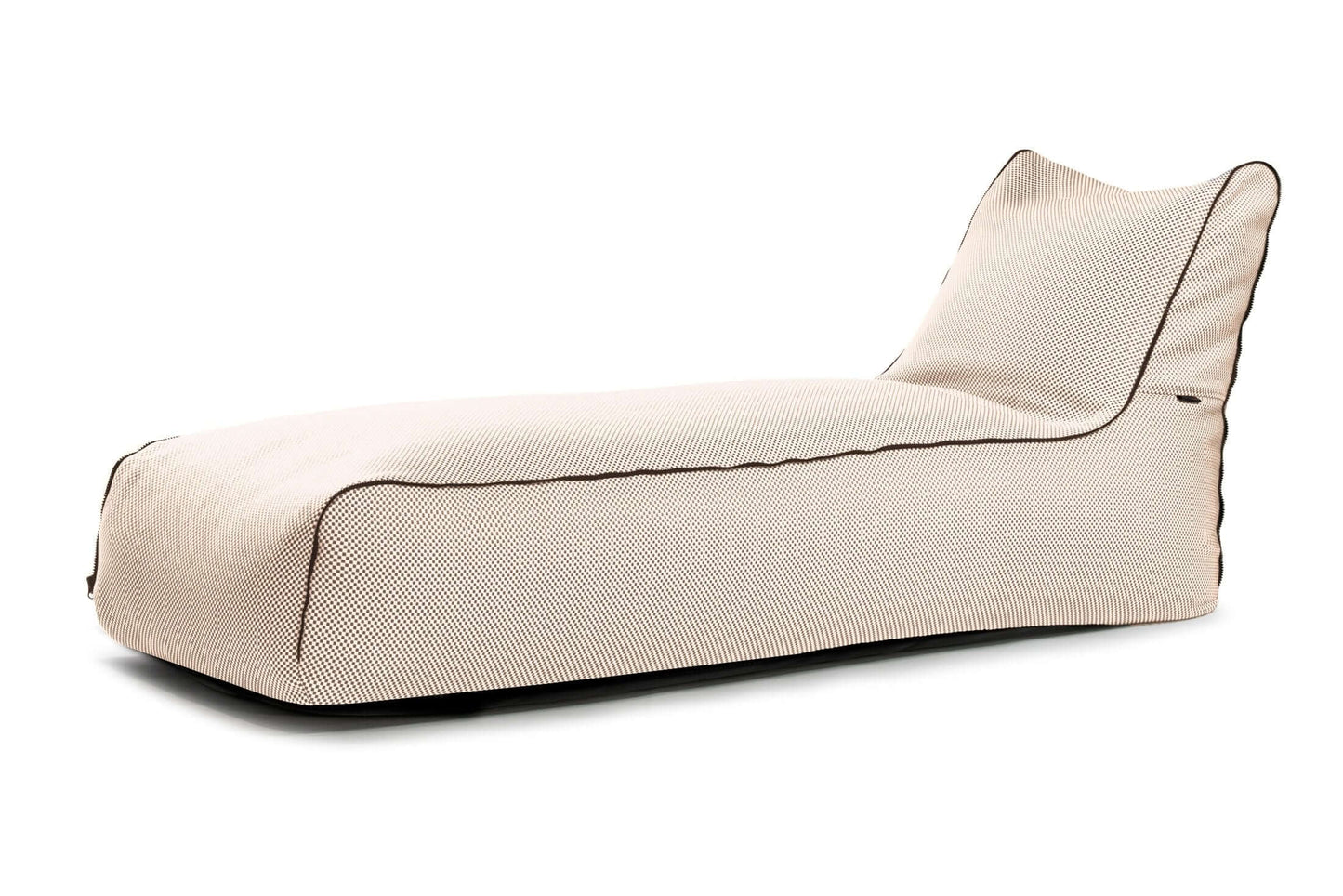La Bean Bag Sunbed Zip Capri es una moderna tumbona de tela beige para exteriores, de perfil bajo, suaves bordes curvados y asiento ergonómico, sobre fondo blanco.