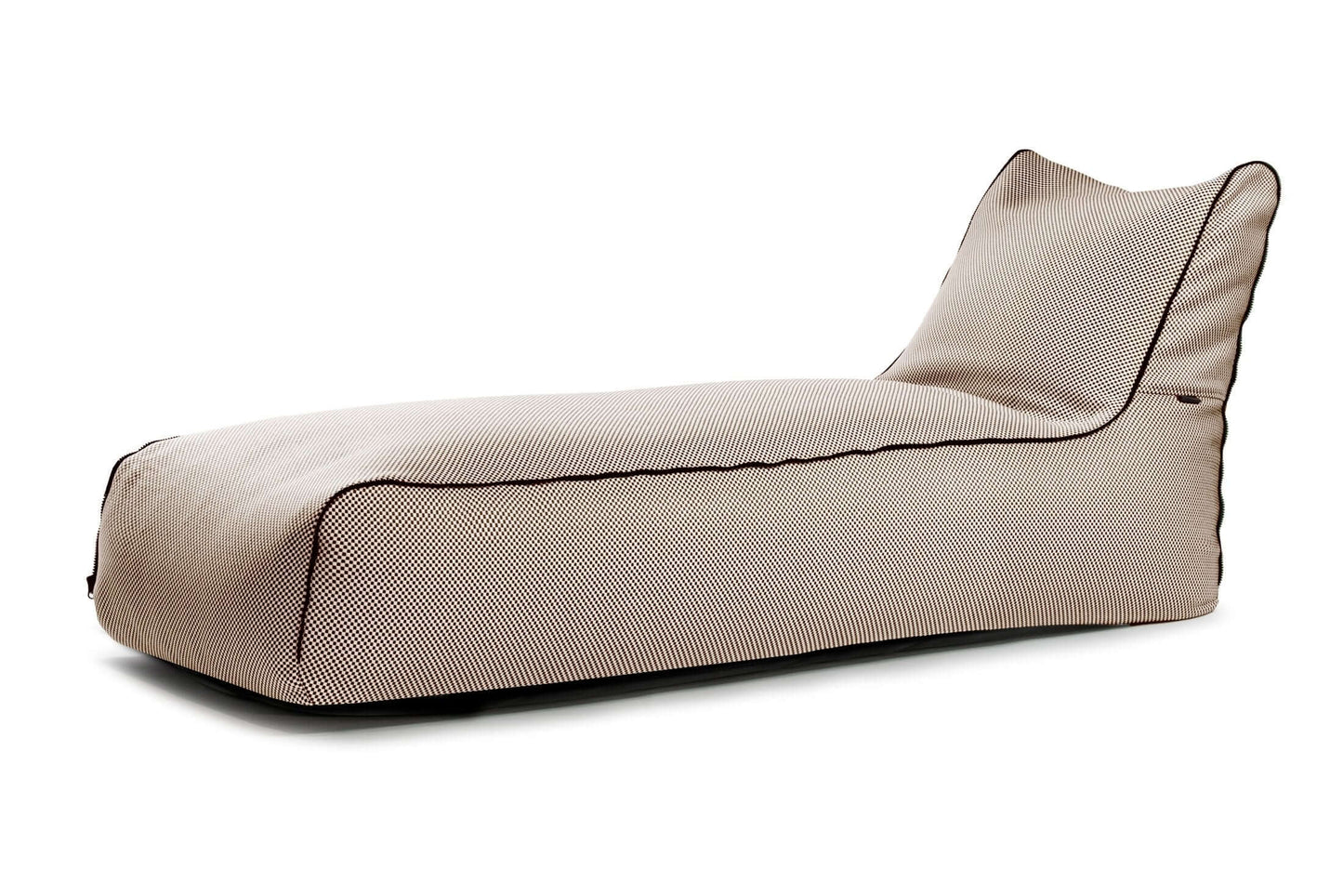 La tumbona Bean Bag Zip Capri, diseñada para su uso en exteriores, es una tumbona tapizada en tela de color beige con asiento ergonómico, perfil bajo y ancho y respaldo ligeramente reclinado, sobre un fondo blanco.
