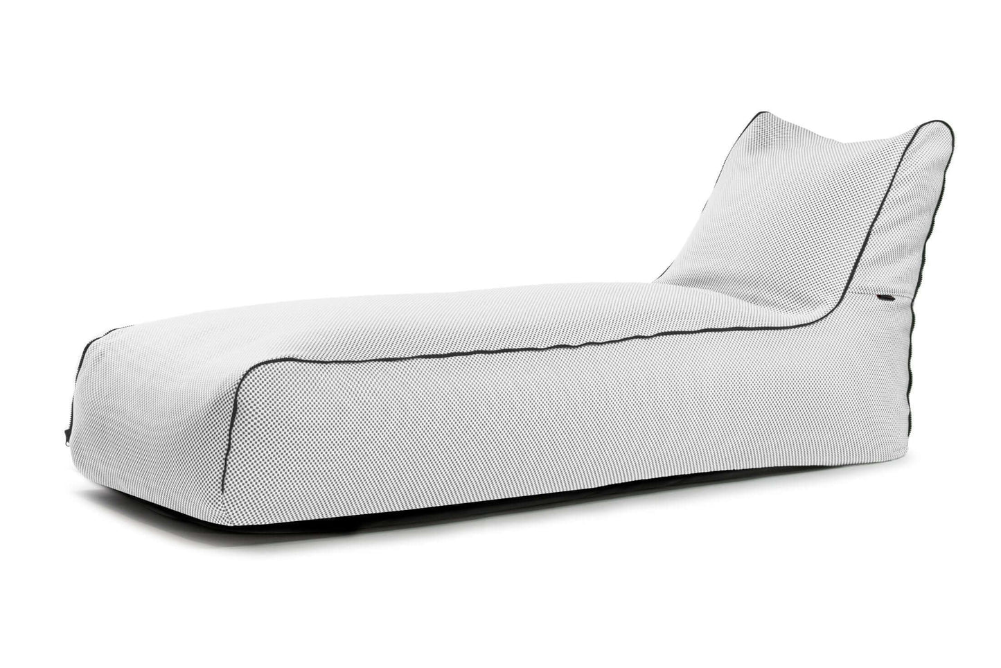 La tumbona Bean Bag Zip Capri es una moderna tumbona de exterior blanca con funda de tela, ribetes negros en los bordes, un respaldo ligeramente elevado y un asiento ergonómico para un confort óptimo.