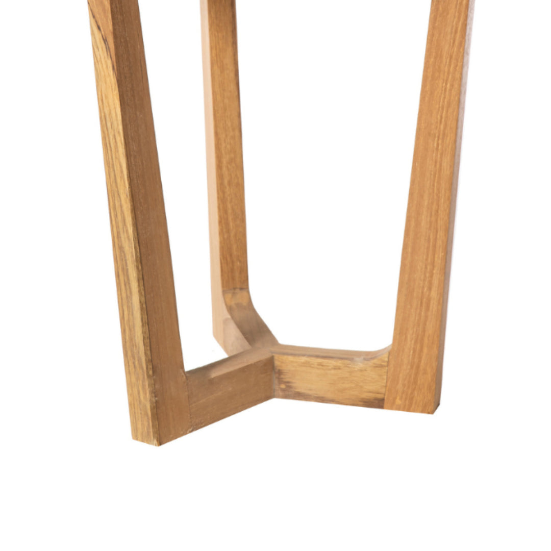 Primer plano de las patas de madera y del soporte del travesaño de la Mesa auxiliar Redonda en Madera de teca Romana sobre fondo blanco.