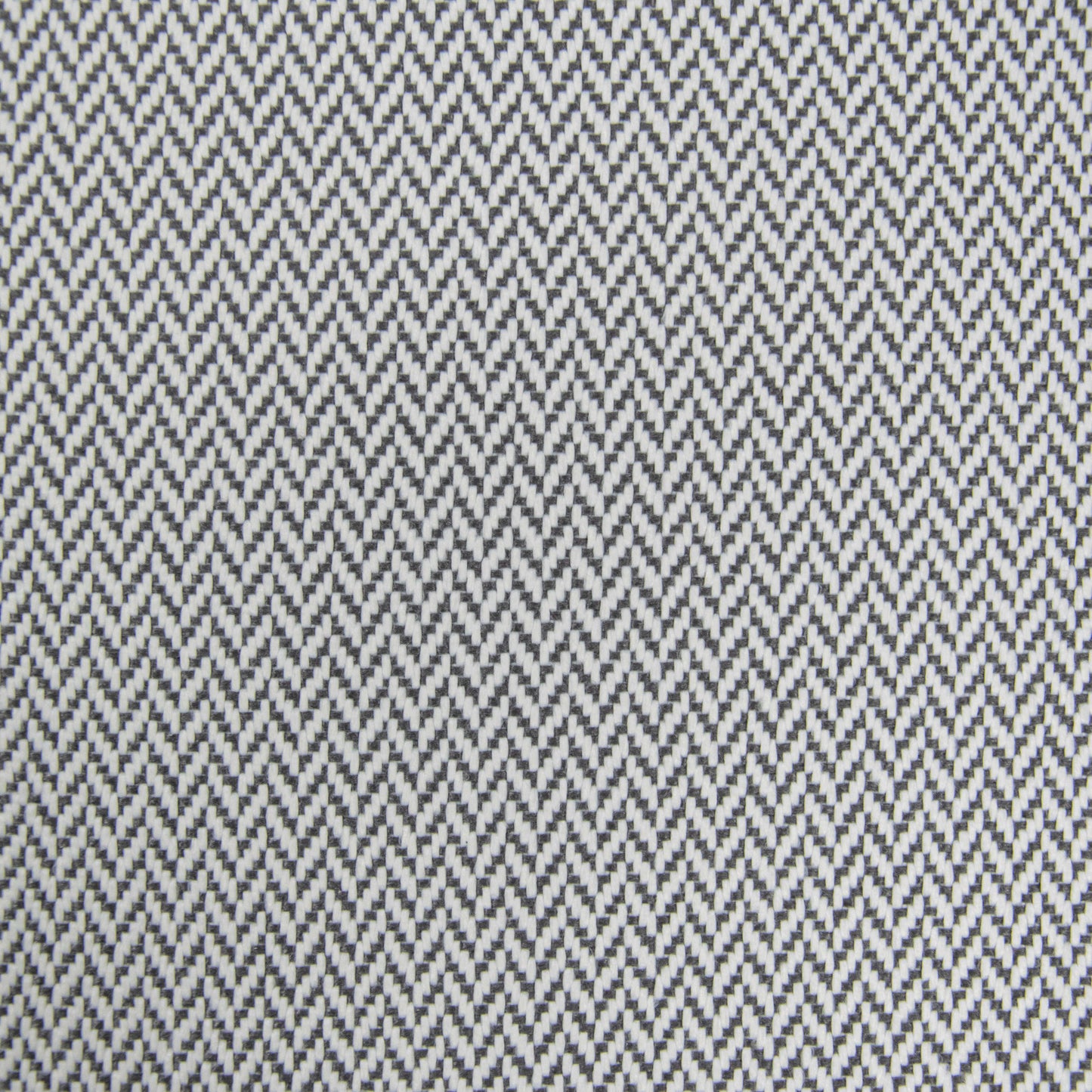 Detalle del dibujo de espiga en zigzag blanco y negro del Puf cuadrado de tejido repelente al agua 85×85×38 cm TUBO 80 CANARIA, ideal para la decoración de hogares modernos, apto tanto para interior como para exterior.