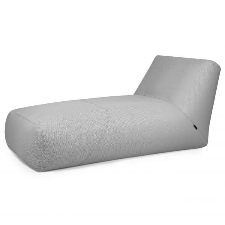 El Bean bag Tube 100 Daybed Canaria es un moderno chaise lounge gris claro con un respaldo bajo y anguloso y un diseño minimalista, ideal para su uso en exteriores como daybed o emparejado con un puff terraza para una relajación versátil.