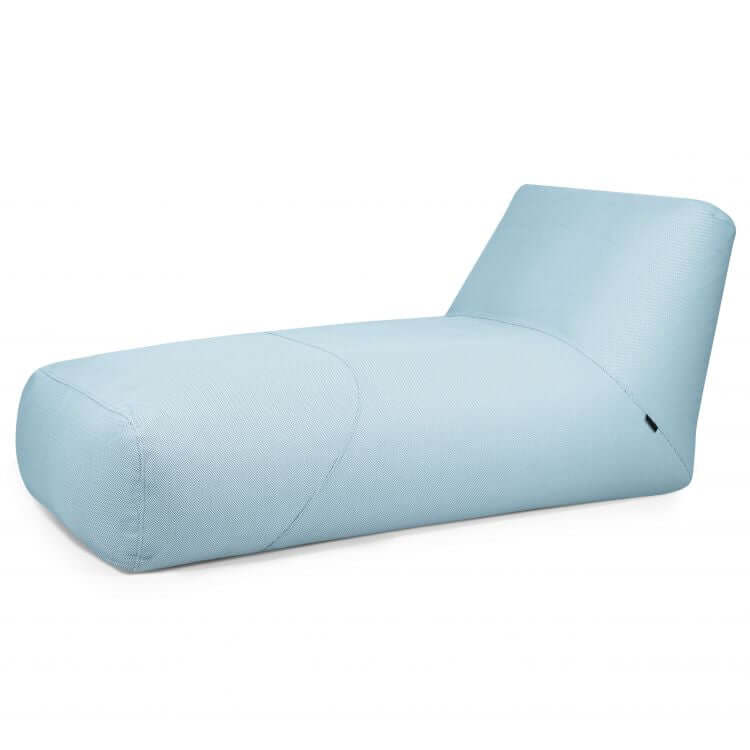 Chaise lounge sin brazos de color azul claro, moderno, con perfil bajo y respaldo en ángulo, inspirado en la comodidad del Bean bag Tube 100 Daybed Canaria - uso exteriores, y tapizado en tejido texturizado.