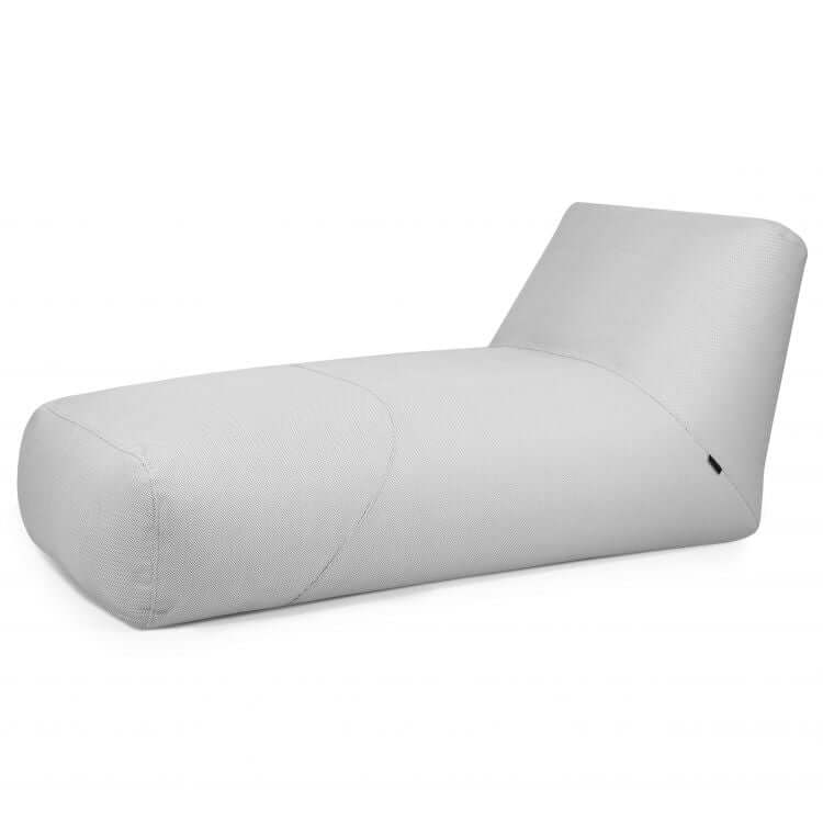 El Bean bag Tube 100 Daybed Canaria es un moderno chaise lounge de exterior de color gris claro con un diseño bajo sin brazos y respaldo en ángulo, ideal para combinar con su daybed de exterior o como alternativa elegante a los clásicos bean bags de terraza.