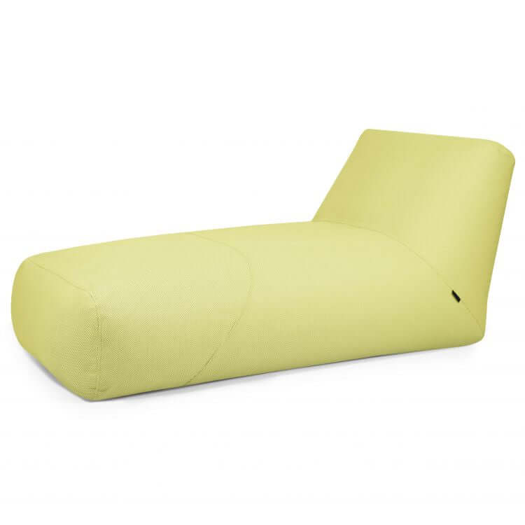 El Bean bag Tube 100 Daybed Canaria es una moderna tumbona sin brazos para exteriores en color verde claro, con un respaldo bajo y en ángulo y un diseño minimalista, perfecta como elegante sofá cama para exteriores.