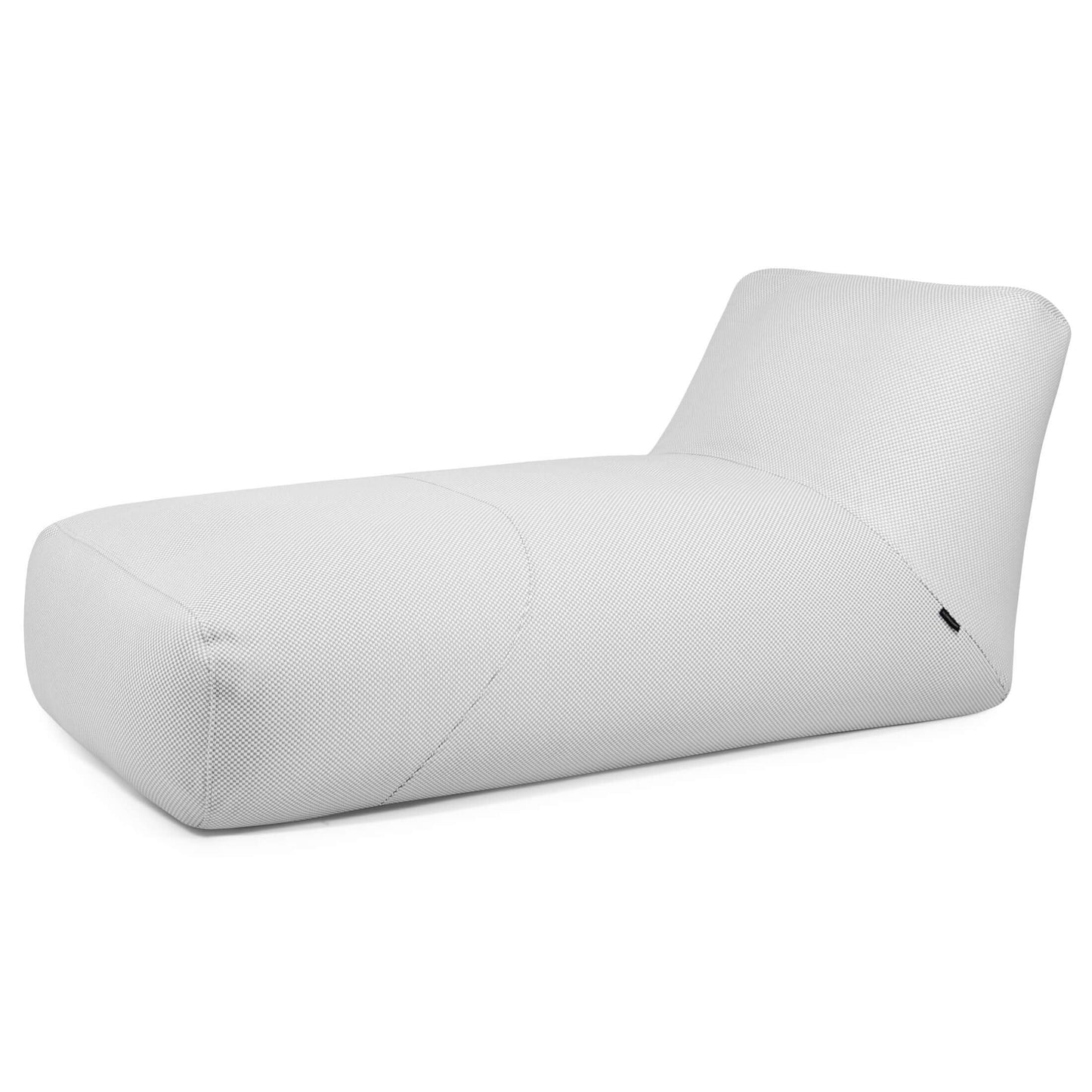 El Bean bag Tube 100 Daybed Capri es un sillón blanco moderno y minimalista con una base rectangular suave, respaldo en ángulo, asiento ergonómico y tejido texturizado, diseñado para su uso en exteriores.