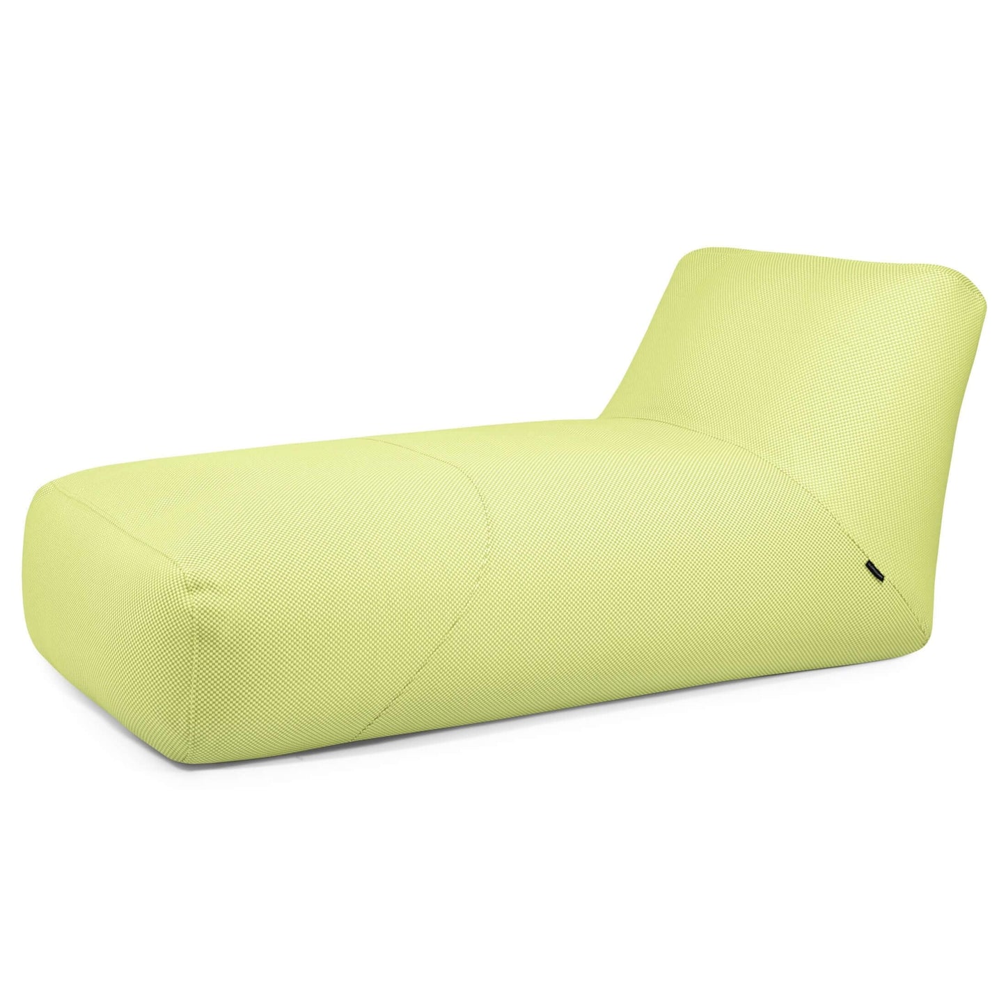 La Bean Bag Tube 100 Daybed Capri es una moderna tumbona de color verde claro diseñada para su uso en exteriores, que presenta un asiento ergonómico y un perfil bajo con respaldo en ángulo, tapizado en tejido texturizado para mayor comodidad.