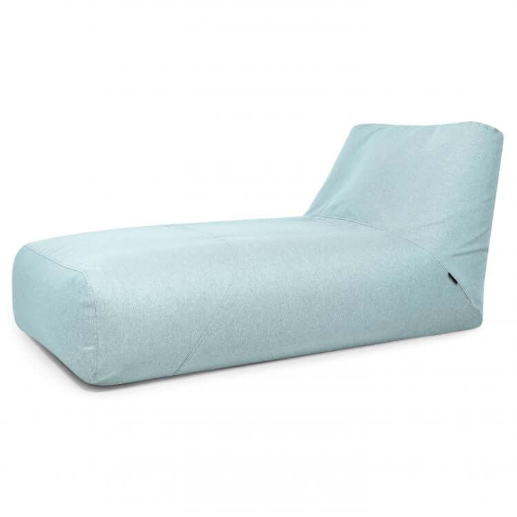 El Bean bag Tube 100 Daybed Riviera para exterior es una tumbona de tela azul claro con un asiento bajo y ancho y un respaldo en ángulo, que ofrece una comodidad relajada. Se muestra sobre un fondo blanco liso.