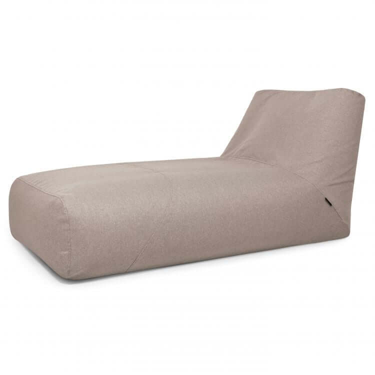 La Bean bag Tube 100 Daybed Riviera - uso exterior es una moderna chaise lounge beige de perfil bajo y diseño minimalista, inspirada en la comodidad de las camas de día y mostrada sobre un fondo blanco liso.