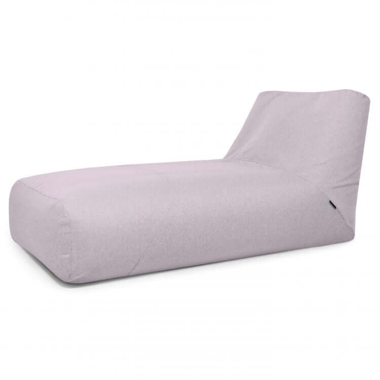 El Bean bag Tube 100 Daybed Riviera para exterior presenta un tejido gris claro, un diseño moderno y sencillo y un respaldo ligeramente reclinado, lo que aporta la comodidad ergonómica de una chaise lounge a su espacio vital.