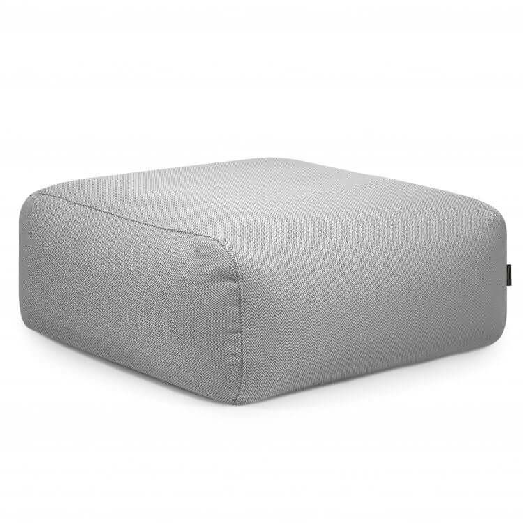 El puf cuadrado TUBE 80 CANARIA de 85×85×38 cm, tejido repelente al agua y color gris claro, con bordes redondeados, es ideal para interiores y exteriores. Aparece sobre un fondo blanco.