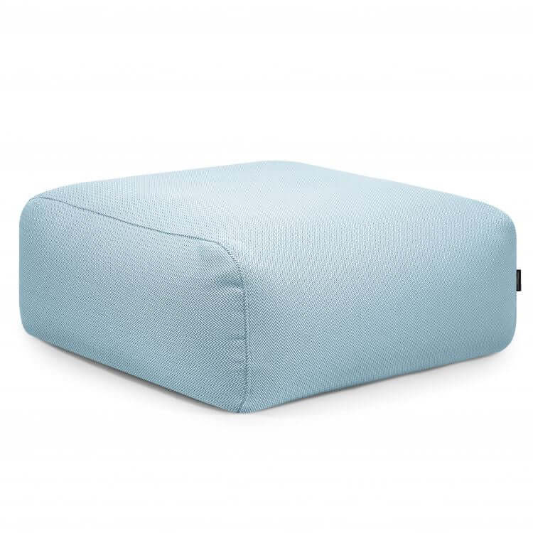 Puf cuadrado de tejido repelente al agua 85×85×38 cm - TUBO 80 CANARIA de color azul claro y forma cuadrada con bordes redondeados, sobre fondo blanco, apto para uso en interiores y exteriores.