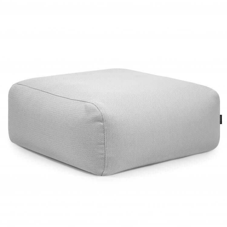 Moderna otomana cuadrada de color gris claro, fabricada en tejido hidrófugo (85×85×38 cm), apta para uso interior y exterior -TUBO 80 CANARIA- sobre fondo blanco liso.