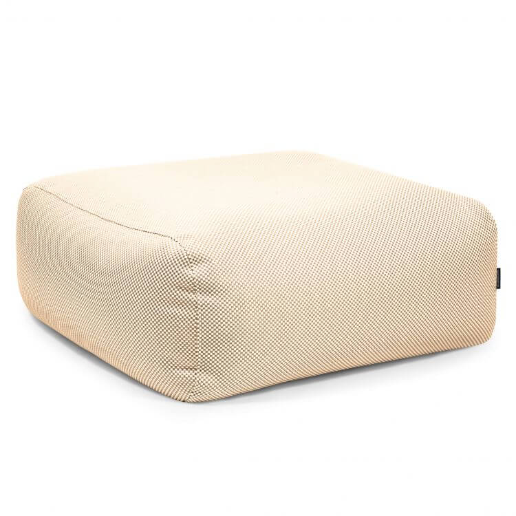 El puf cuadrado TUBE 80 CAPRI (85×85×38 cm) de tejido repelente al agua es moderno y versátil para interior o exterior, ideal como asiento adicional en cualquier espacio.