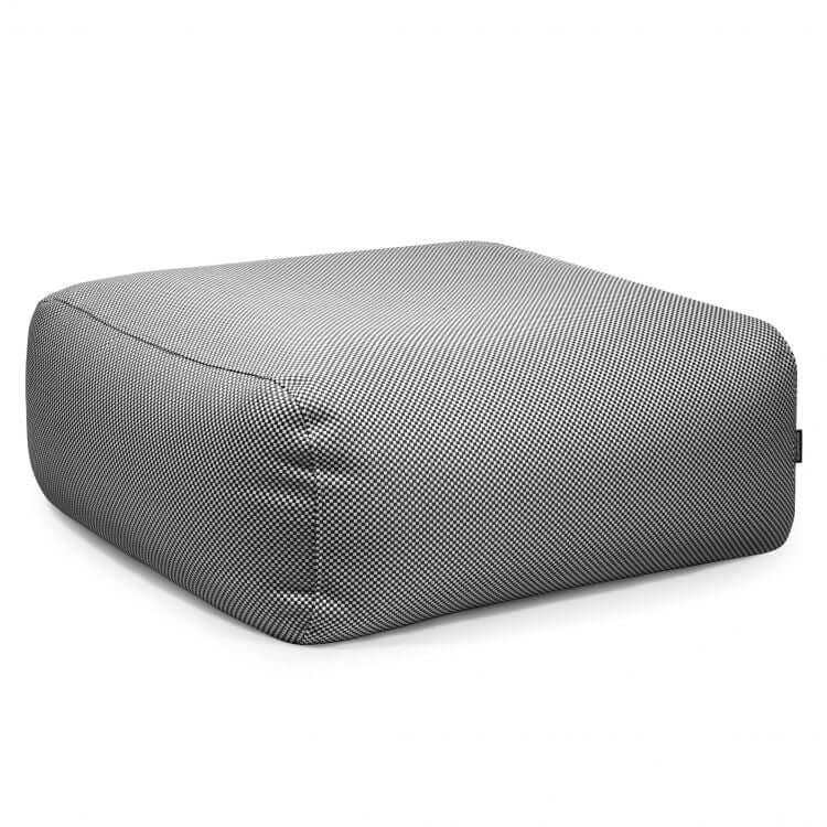 Una otomana Bean Bag Pouf cuadrada de color gris (85×85×38 cm), TUBO 80 CAPRI, fabricada en tejido hidrófugo para uso interior/exterior, se muestra sobre fondo blanco como un asiento versátil para cualquier espacio.