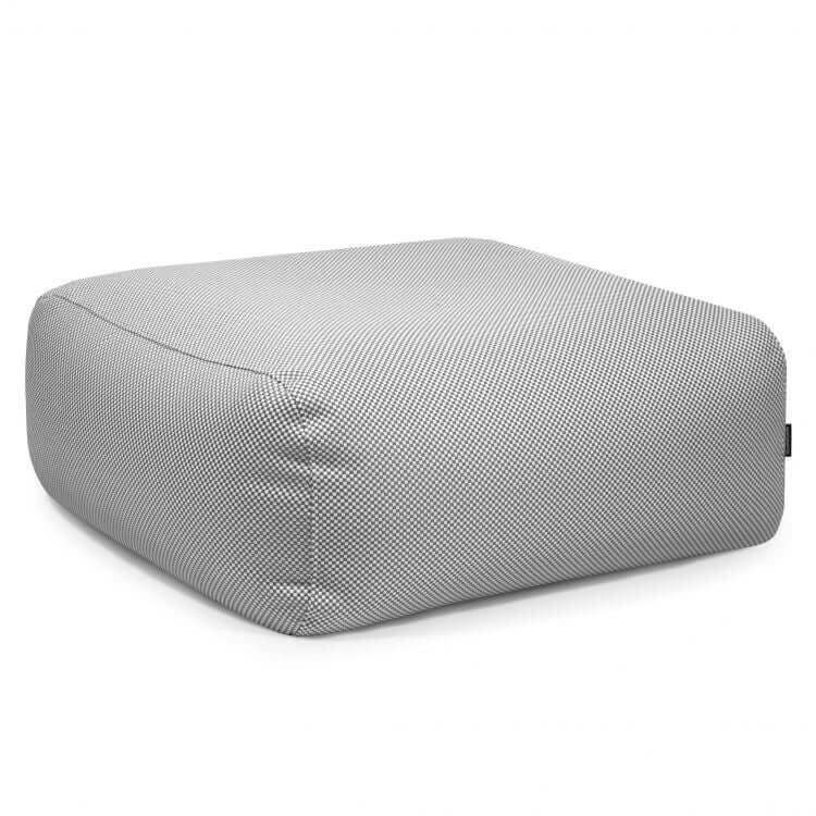 El Puf cuadrado de tejido repelente al agua 85×85×38 cm TUBO 80 CAPRI luce su diseño moderno, textura sutil y bordes redondeados, ideal como asiento versátil para interior o exterior, resaltando sobre fondo blanco.