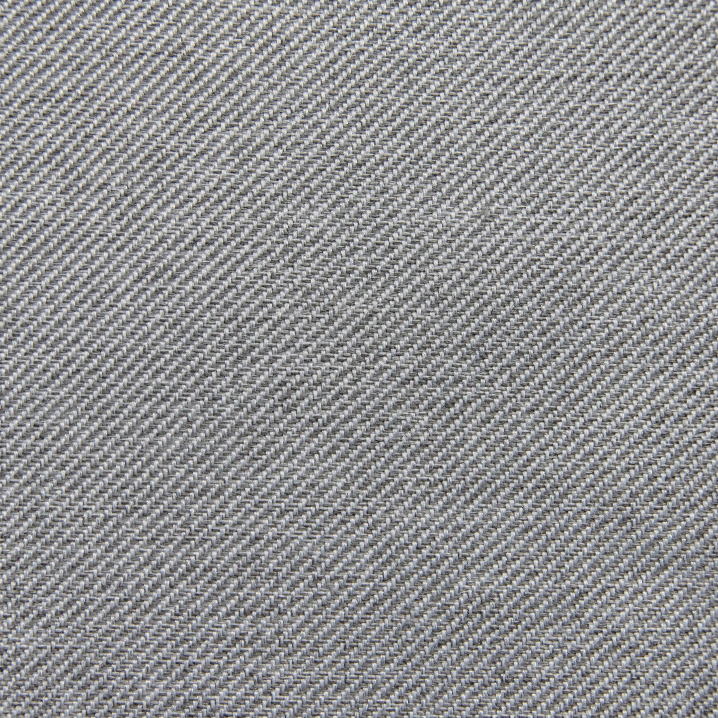 ¡Detalle de la tela vaquera azul con trama diagonal y textura, ideal para tapizar un asiento versátil o el elegante Pouf Up! Riviera - uso exterior.