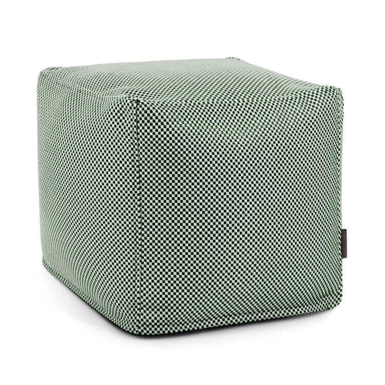El Pouf Up Capri - uso exteriores es una otomana cúbica de tela a cuadros verdes y blancos con bordes redondeados, perfecta para cualquier espacio, mostrada sobre un fondo blanco.