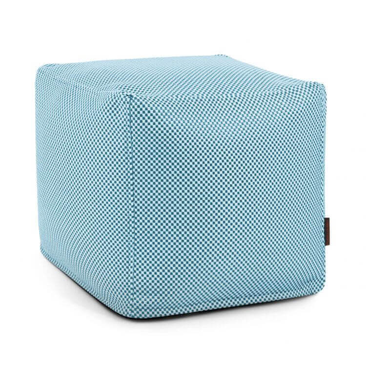 El Pouf Up Capri - uso exterior es una otomana cúbica de color azul claro con un sutil dibujo texturizado y una pequeña etiqueta lateral marrón, que proporciona un asiento versátil sobre un fondo blanco.