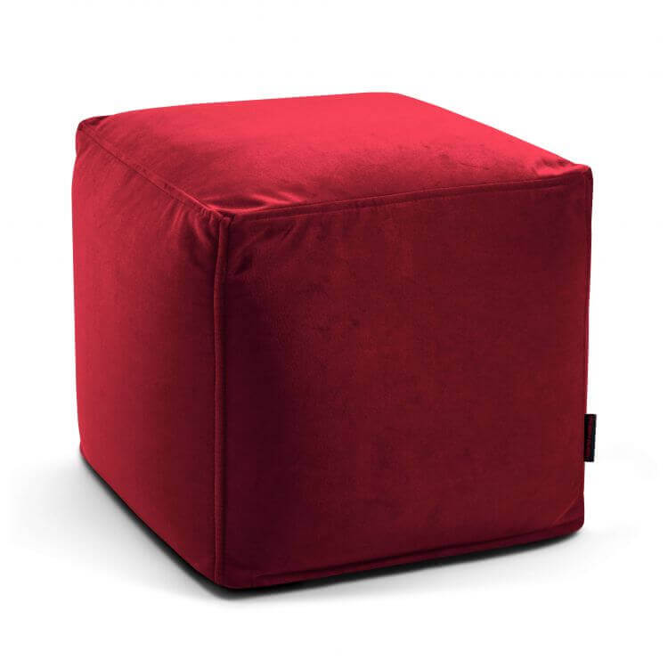 A Puff cuadrado de terciopelo 45×45×40 cm de UP BARCELONA, compacto y resistente, ideal para dormitorio o salón, en color rojo y textura suave sobre fondo blanco.