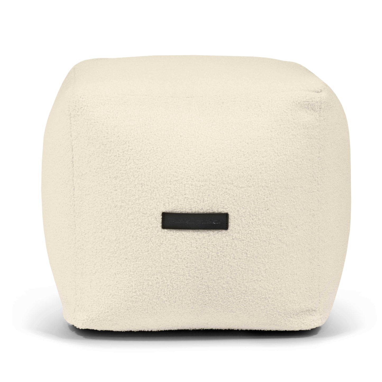 El UP TEDDY Puff cuadrado de borreguito (45×45×40 cm) es un puf compacto color crema con etiqueta negra, ideal para dormitorio o salón, mostrado sobre fondo blanco.