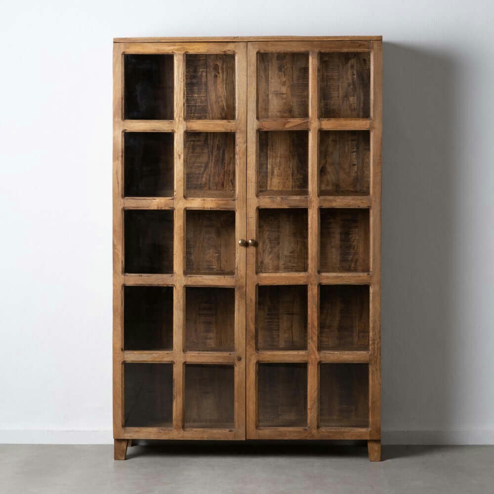 La vitrina de madera y cristal “Natural Display”, con sus dos puertas vidriadas y acabado natural, destaca sobre una pared blanca, resaltando su diseño versátil.