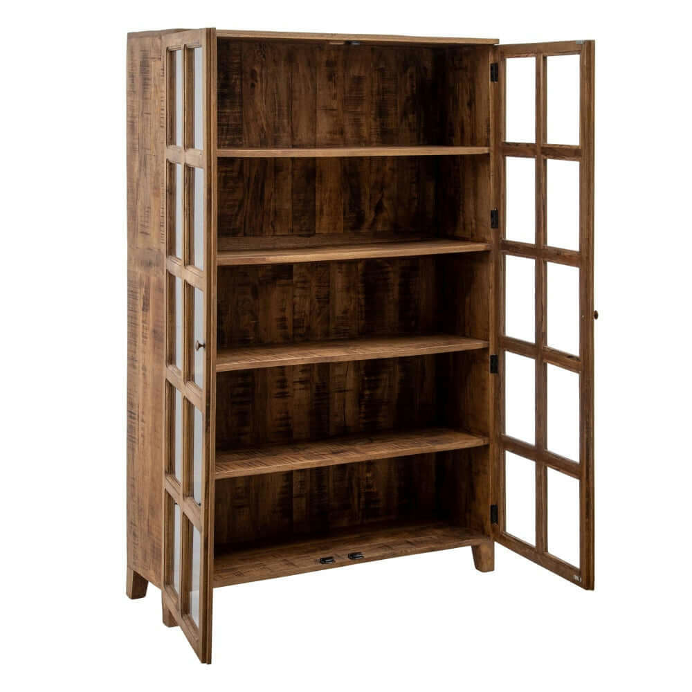 La vitrina de madera “Natural Display” presenta elegantes puertas con paneles de vidrio que revelan cuatro estantes espaciosos y vacíos.