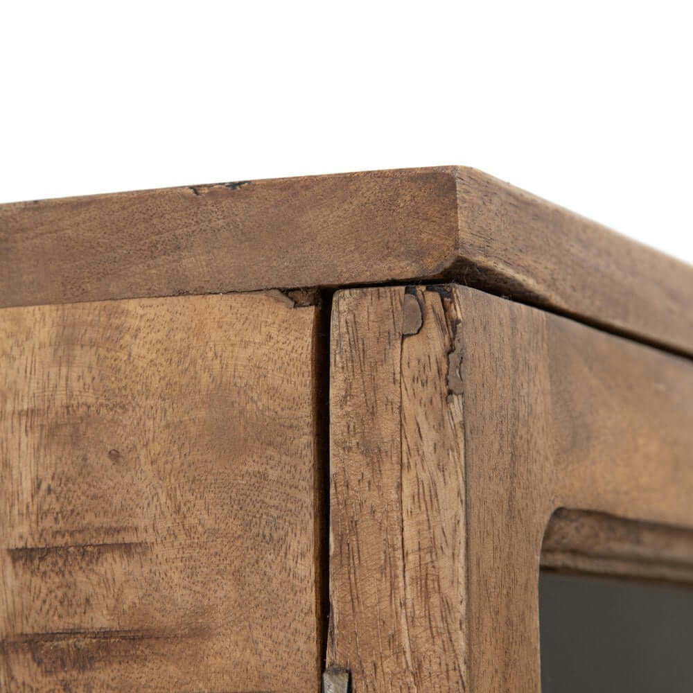 Primer plano de la esquina de la Vitrina de Madera y Cristal “Natural Display”, resaltando la veta natural y juntas visibles.