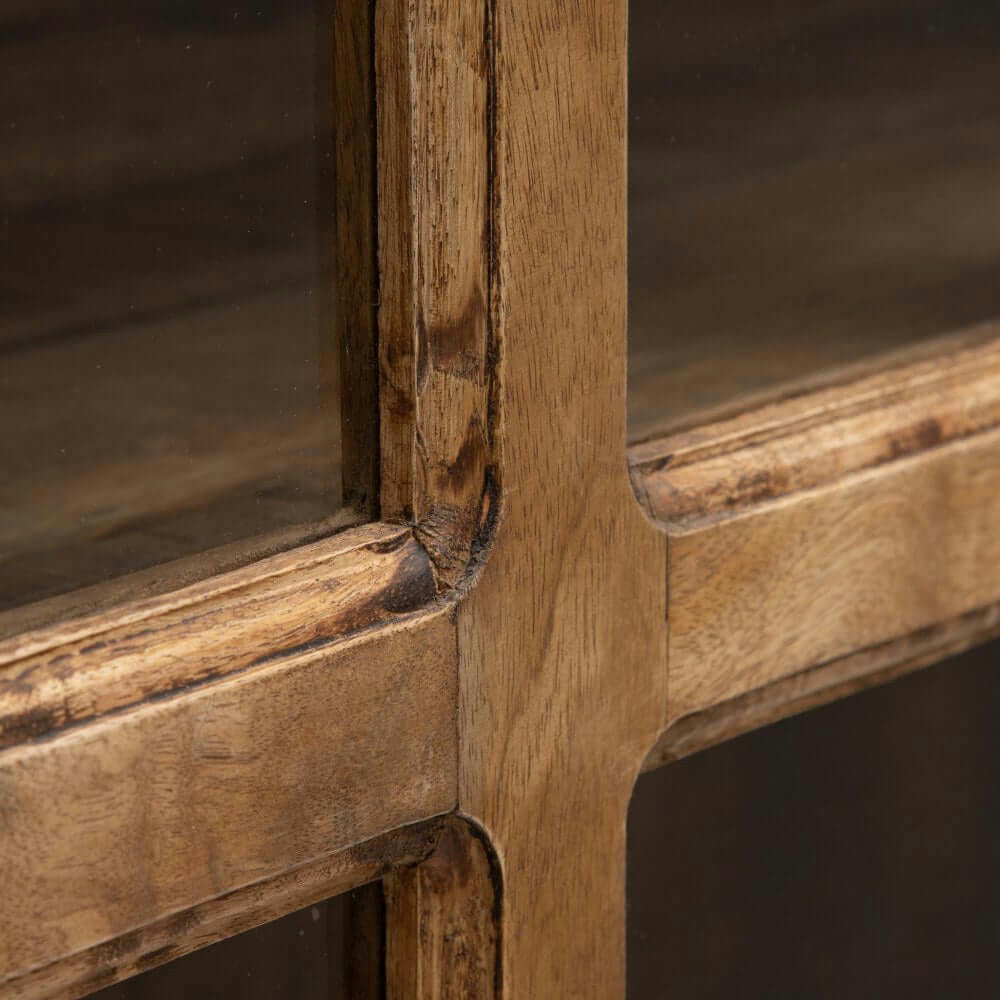 Primer plano de los detalles de las esquinas de la Vitrina de Madera y Cristal