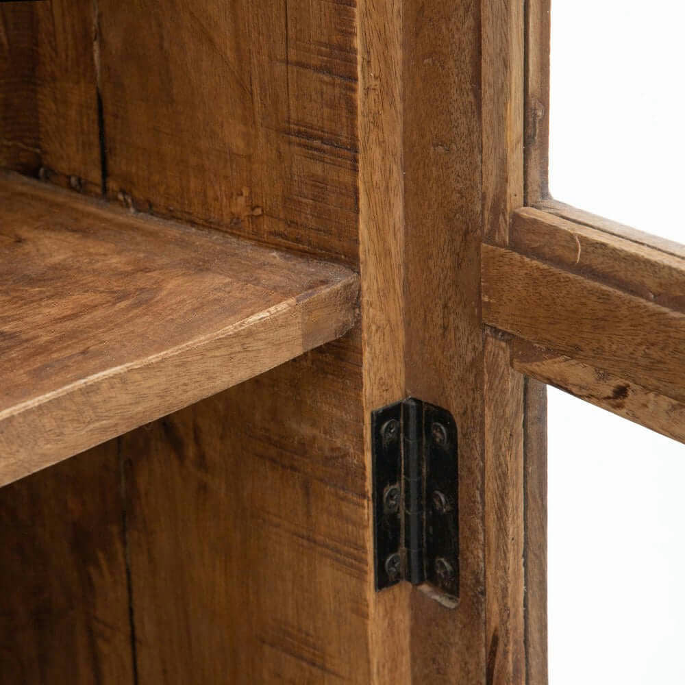 Primer plano del mueble esquinero de madera