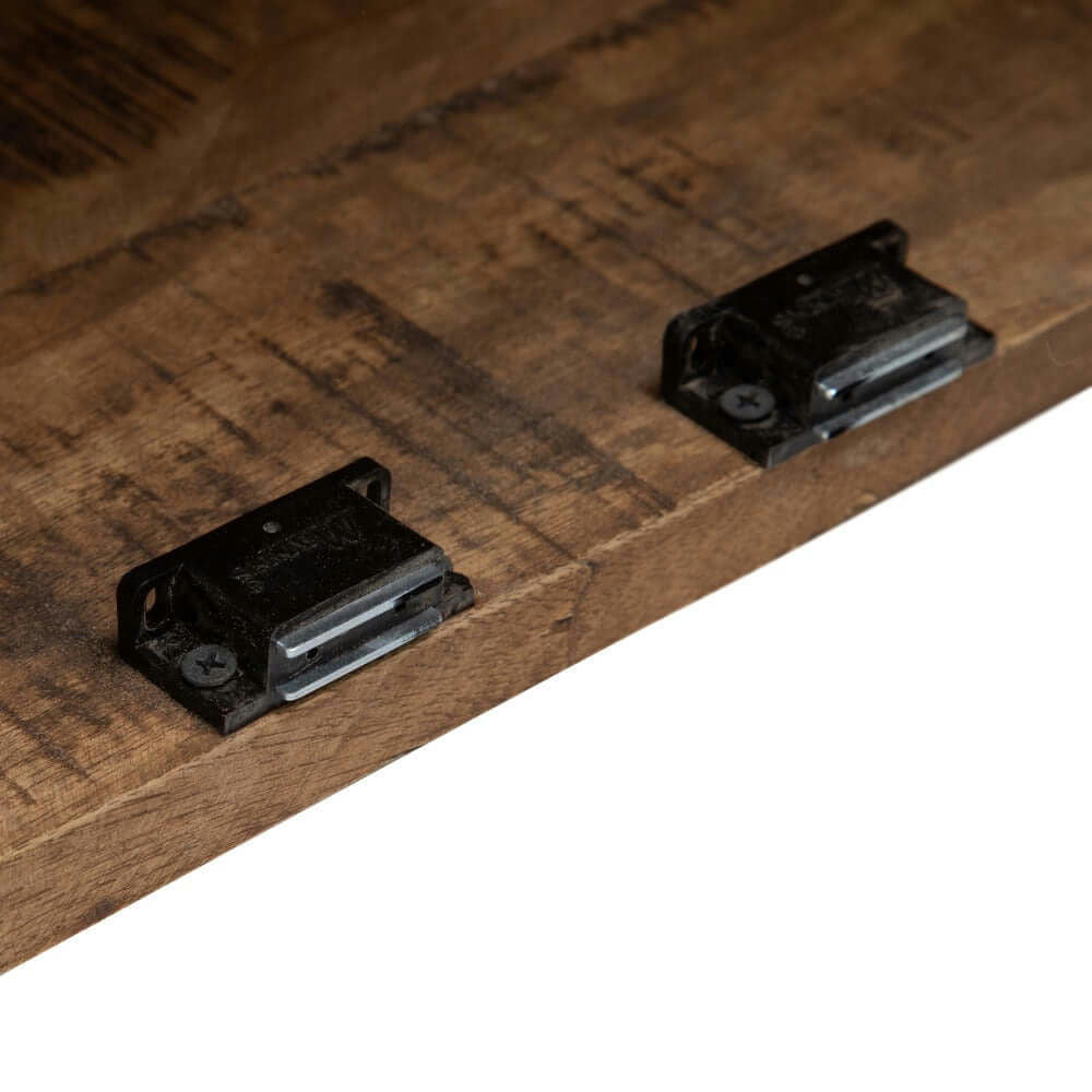 La Vitrina de Madera y Cristal “Natural Display” cuenta con dos broches de metal negro atornillados paralelamente sobre una superficie de madera, resaltando la elegancia del diseño artesanal.