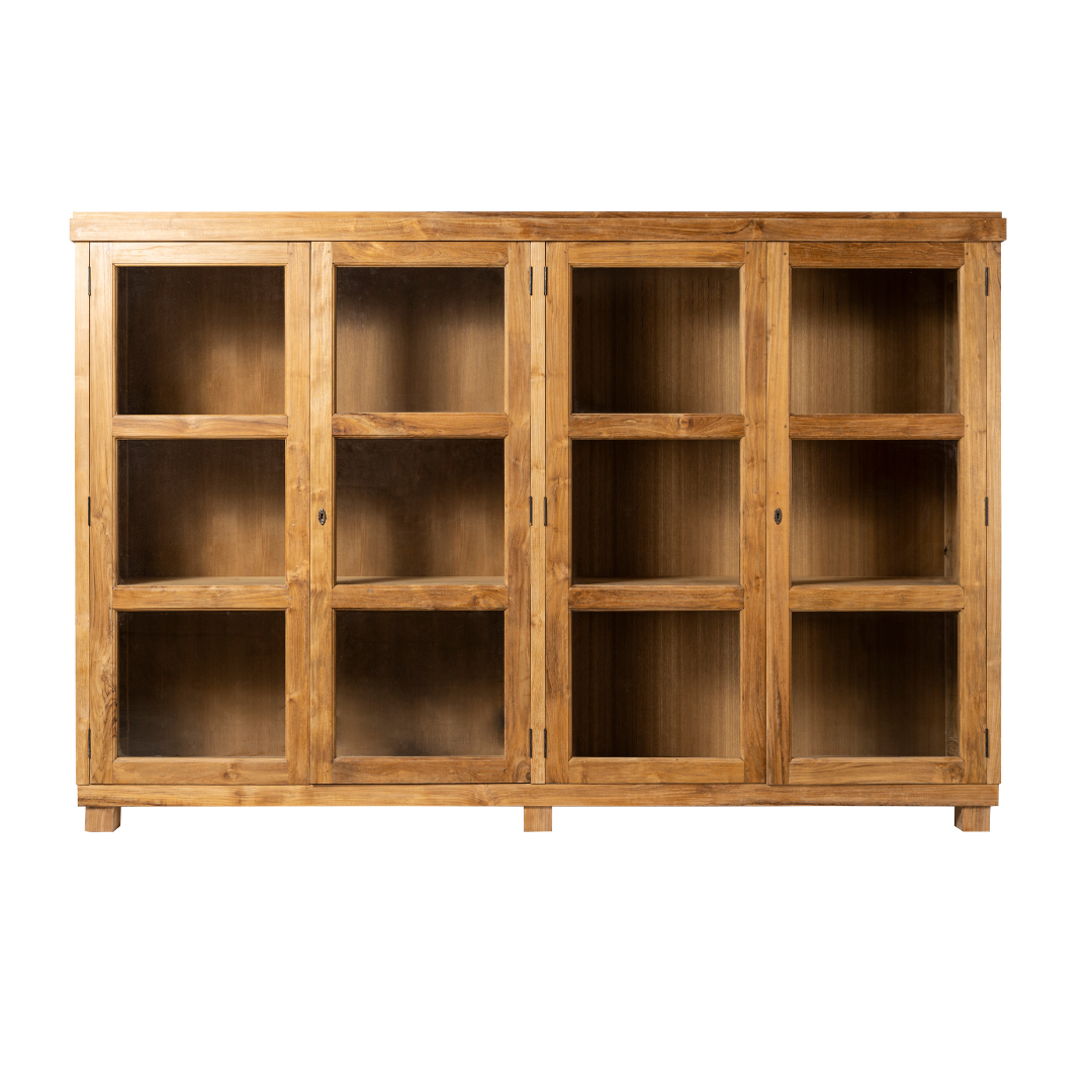 La Vitrina en Madera de Teca Nabila es un diseño funcional con un gabinete de madera de teca, que cuenta con tres puertas de paneles de vidrio y múltiples estantes.